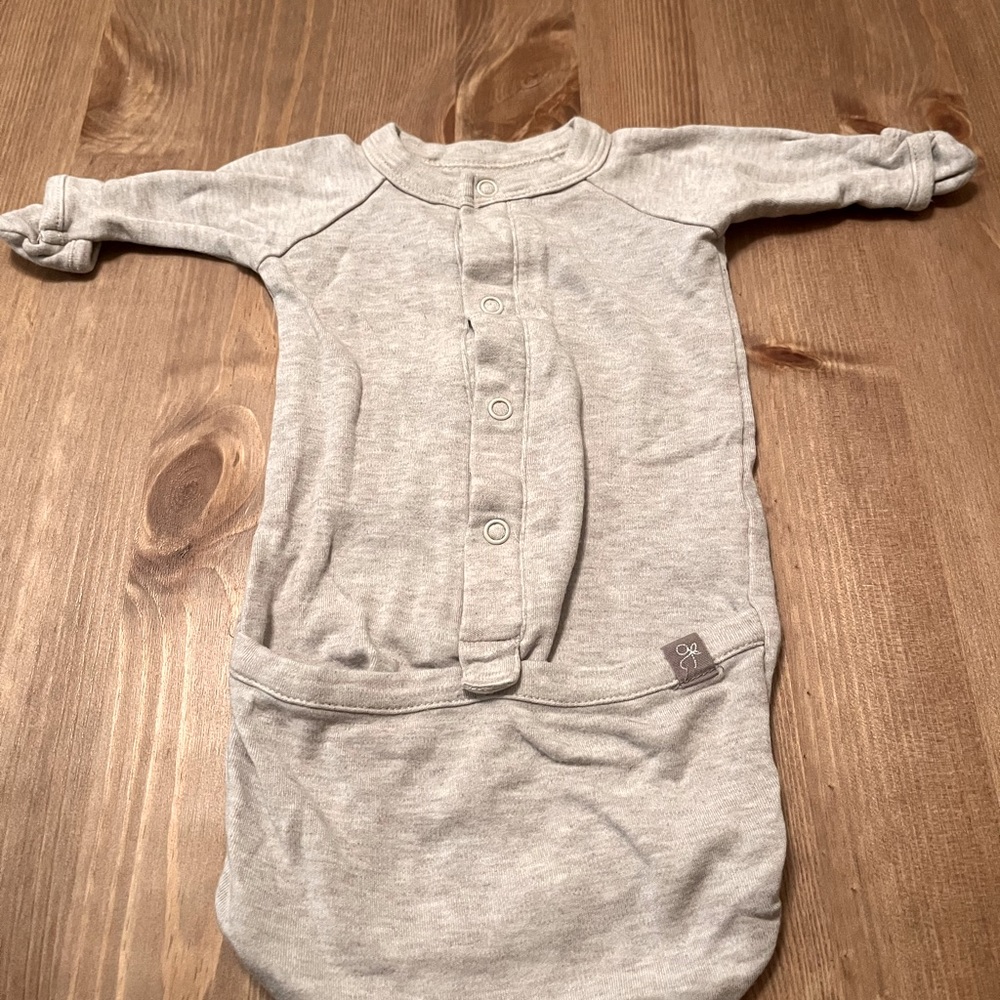 Goumi baby bundler, size NB. Heathered oat color. Excellent condition!